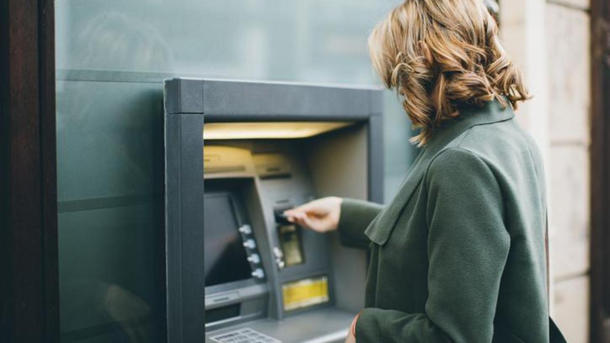 ATM kartı yutarsa ne yapmalı? Uzmanlar uyardı: Bu hataları sakın yapmayın
