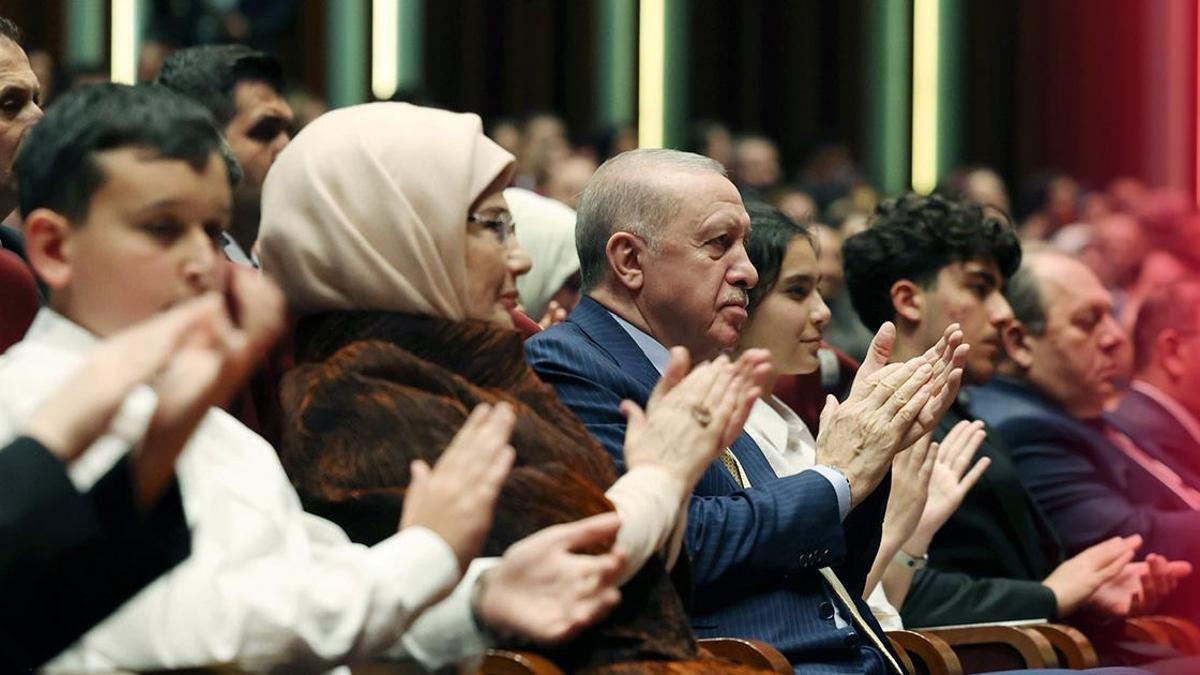 Cumhurbaşkanı Erdoğan ve eşi Emine Erdoğan, 19 Mayıs Konserinde Çocuklarla Bir Araya Geldi