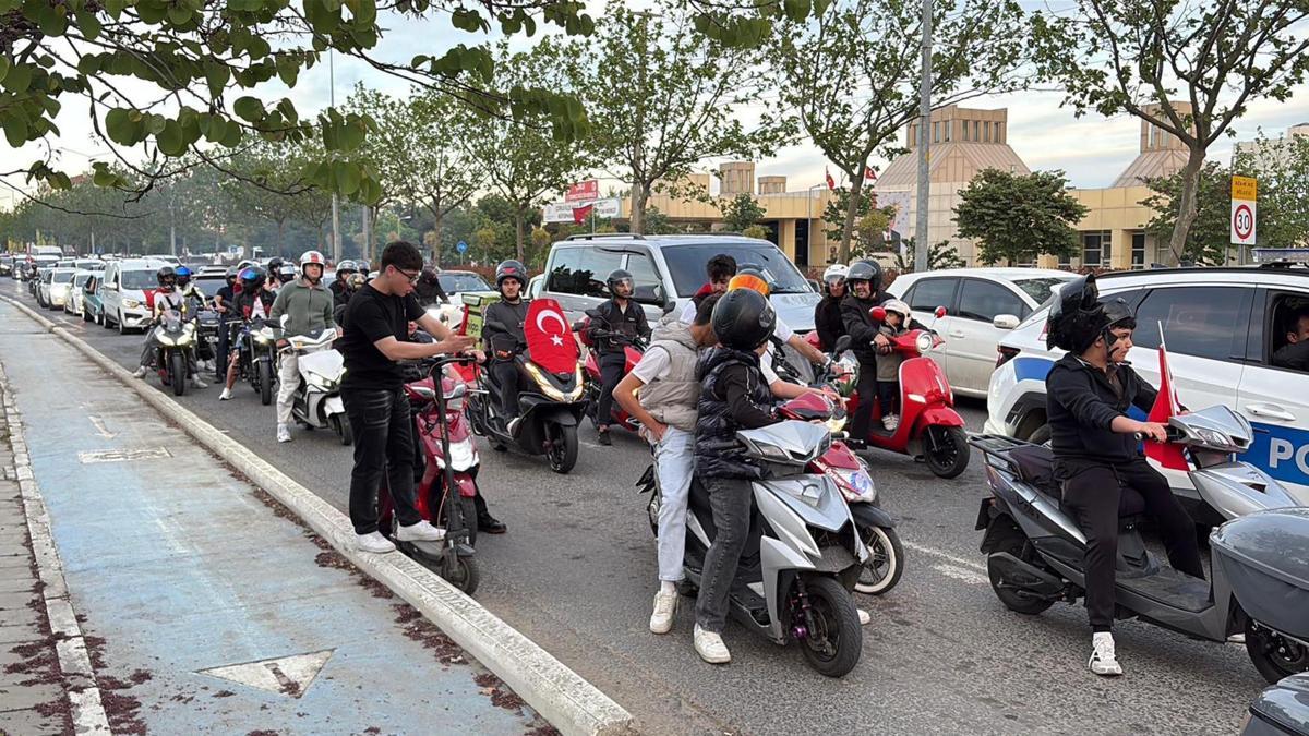Çorlu'da şehit 2 polis memuru için konvoy düzenlendi