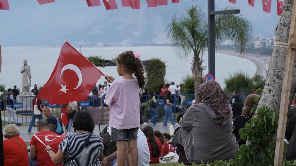 Antalya'da 19 Mayıs 'fener alayı'nda binlerce kişilik coşku