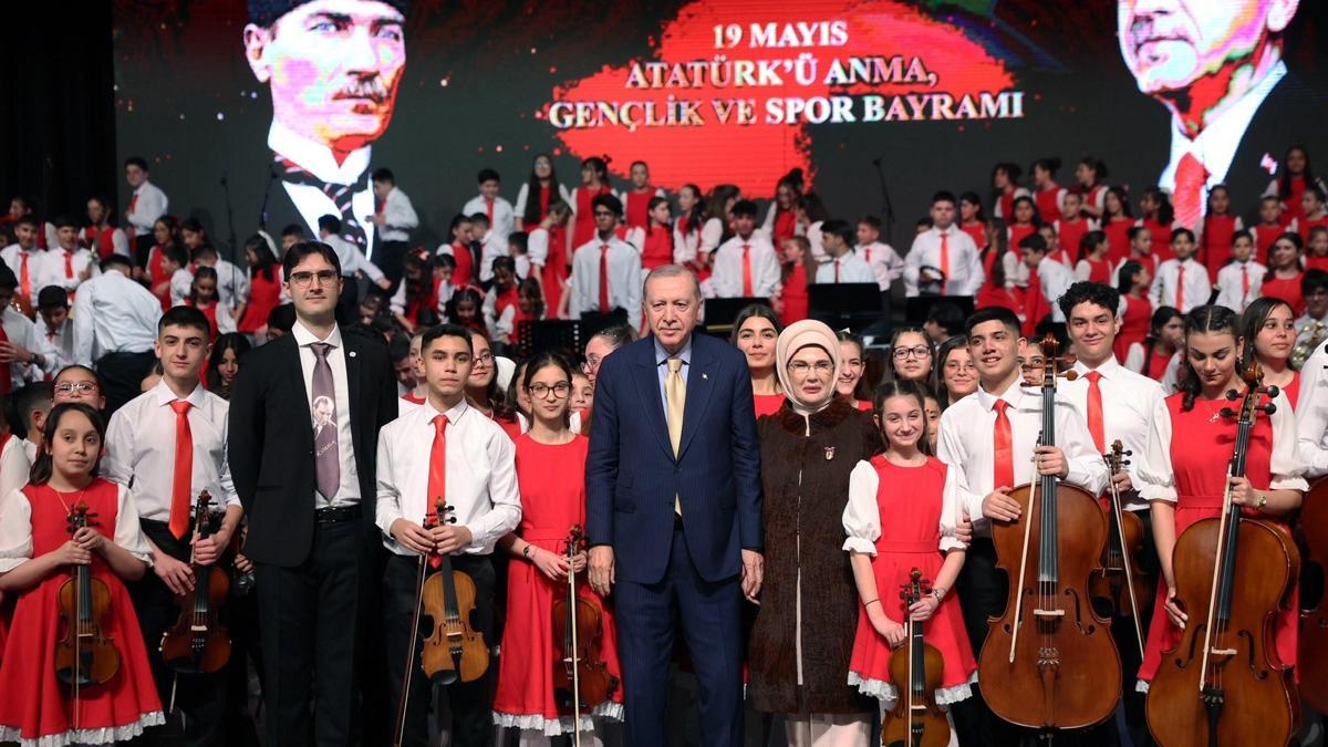 Cumhurbaşkanı Erdoğan ve eşi Emine Erdoğan, Cumhurbaşkanlığı Çocuk Orkestrası ve Korosu konserine katıldı
