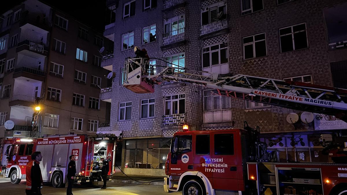 Kayseride 4 katlı binanın bodrumunda yangın