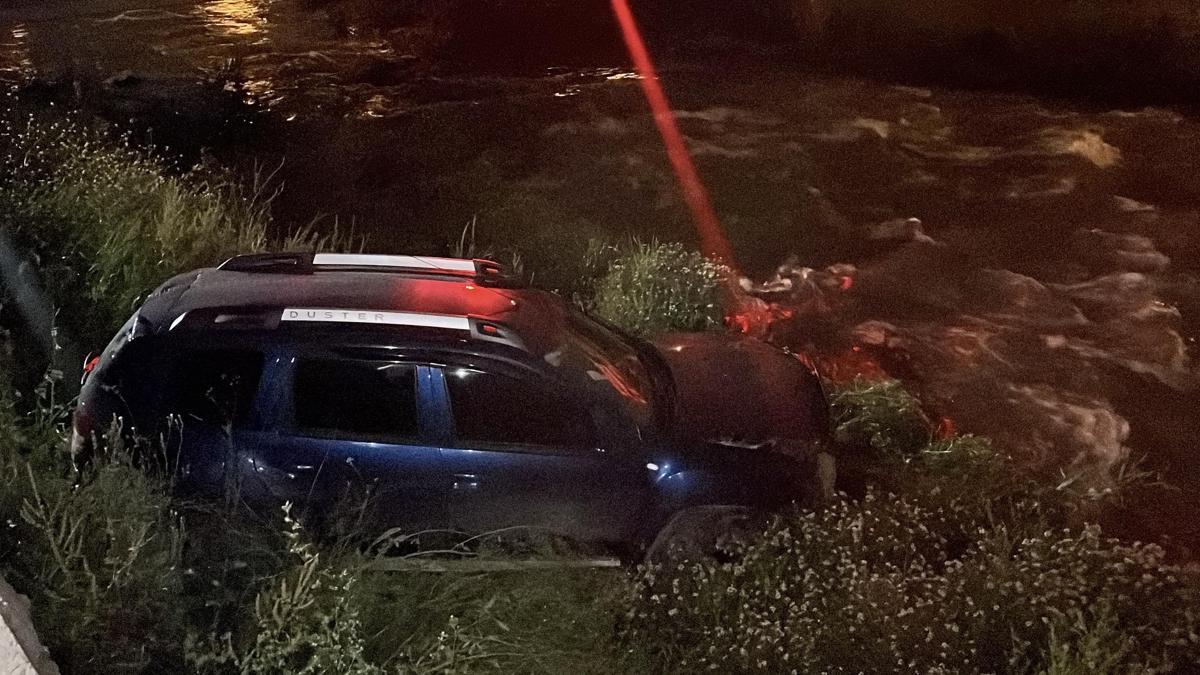 Bursa'da otomobil dereye savruldu, sürücü aracı bırakıp gitti
