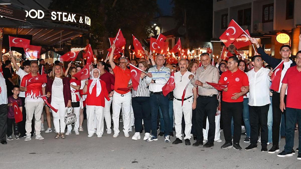 Kemer'de fener alayı ve Dedublüman konseri