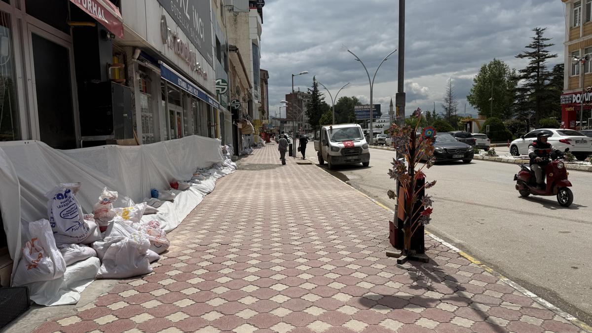 Almus Barajında taşkın alarmı: Turhalda esnaf kepenk kapattı