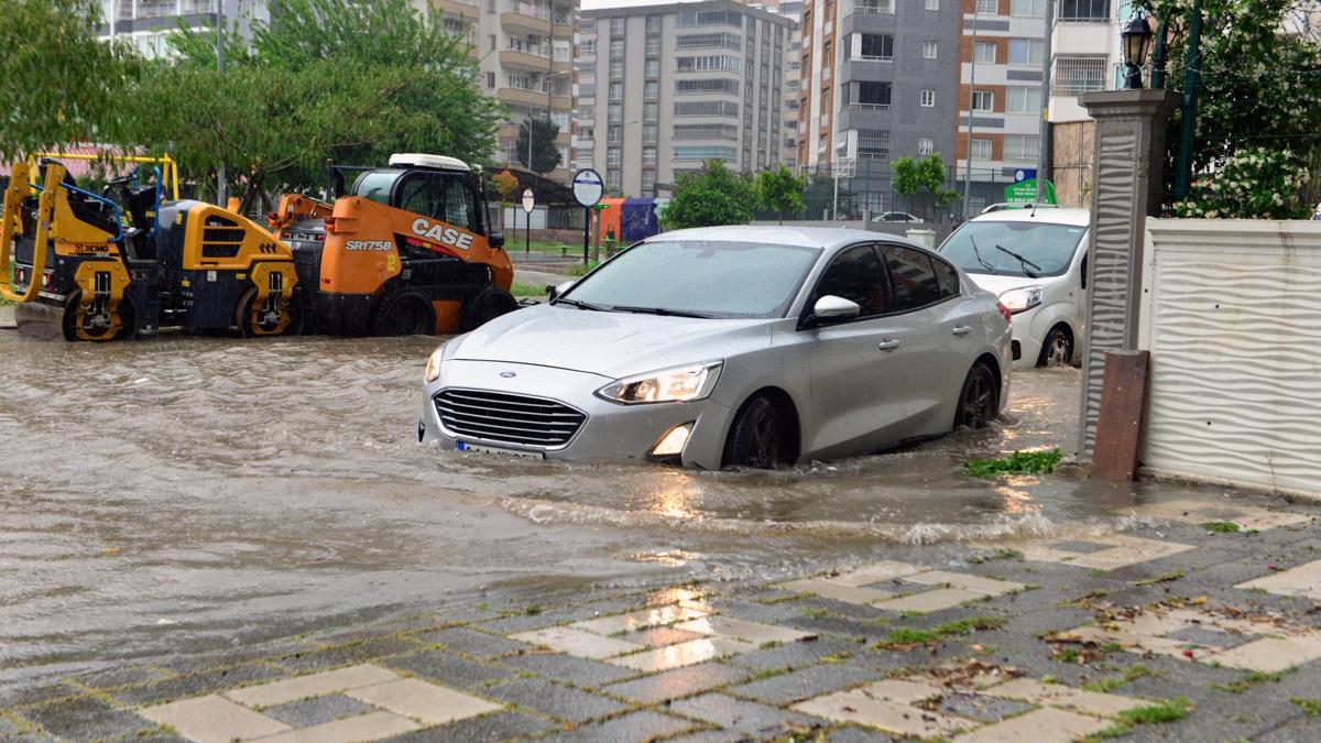 Adanada sağanak nedeniyle yollar göle döndü