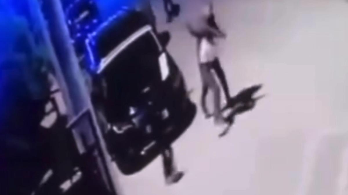Oğlunun kavga ettiği çocuğu öldüresiye dövdü, o anlar kamerada