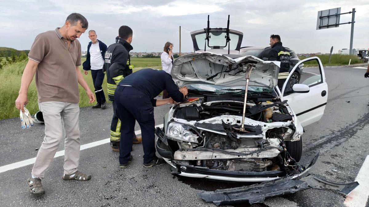 Tekirdağda motosikletle otomobil çarpıştı; 1i ağır 2 yaralı