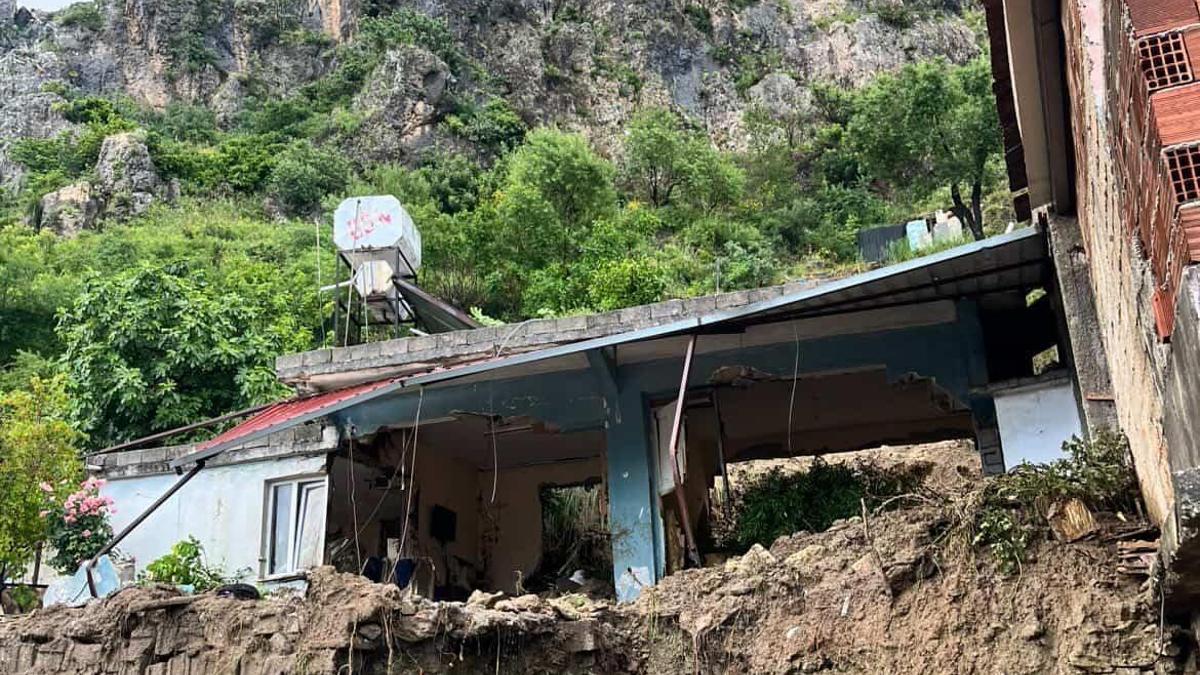 SON DAKİKA... Hatay'da sağanak nedeniyle ev çöktü: 1 can kaybı