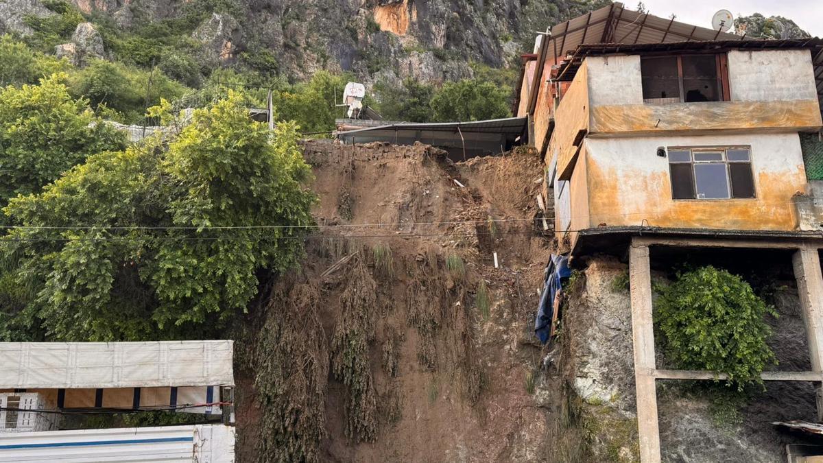 SON DAKİKA... Hatay'da sağanak nedeniyle ev çöktü: 1 can kaybı