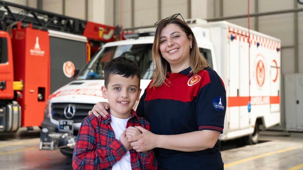 Yangında hayat kurtarıyor, evde oğlunun umudu oluyor