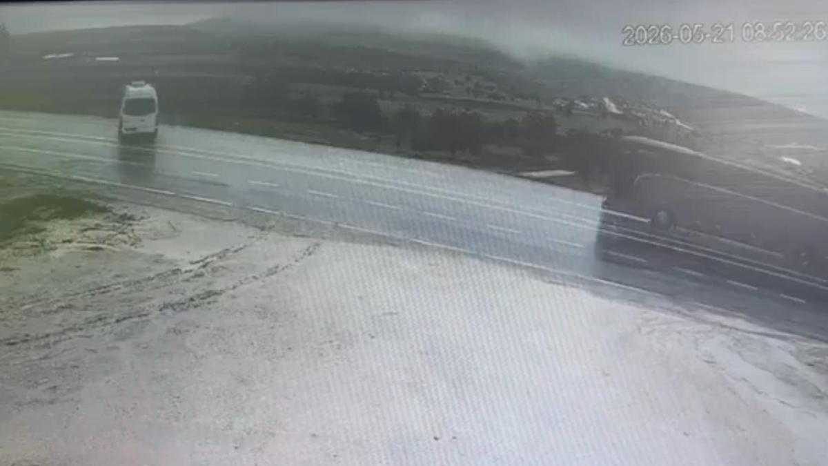 Minibüs şarampole devrildi; 2 yaralı