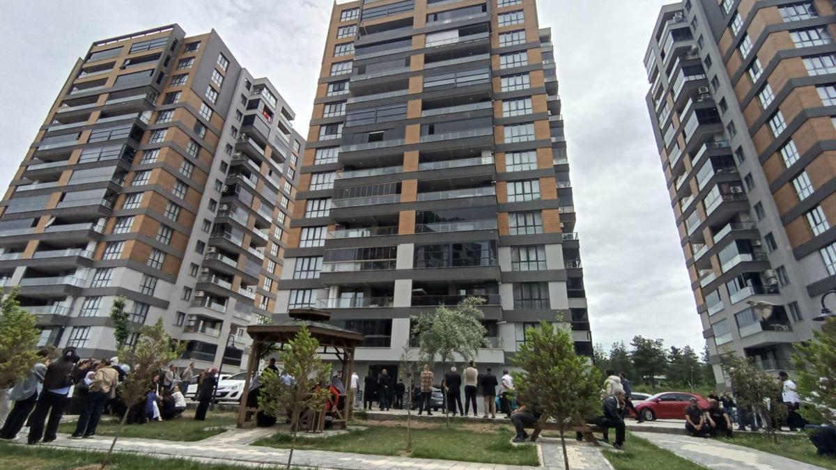 Feci son: Asansördekileri kurtartmak isterken boşluğa düştü