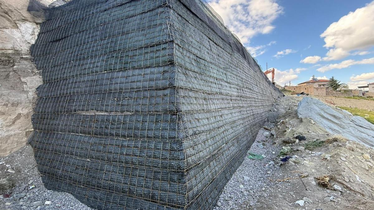 Büyükşehir Belediyesi, heyelan yaşanan mahallede ‘geoduvar’ yapımına başladı