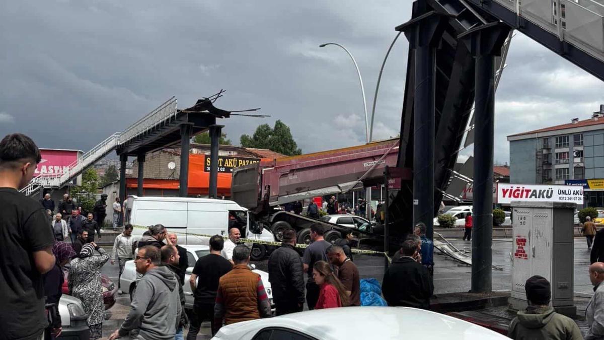 Kamyonun çarptığı üst geçit yıkıldı: 3 yaralı