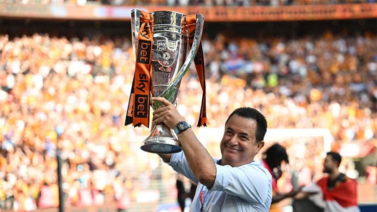 Acun Ilıcalı, Wembley’de Türk bayrağı açıp kupayı kaldırdı