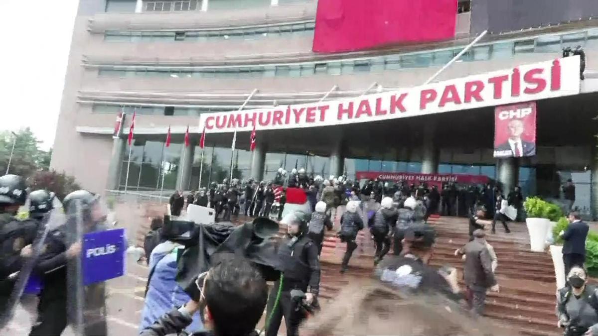 Polis CHP Genel Merkezi'ne girdi