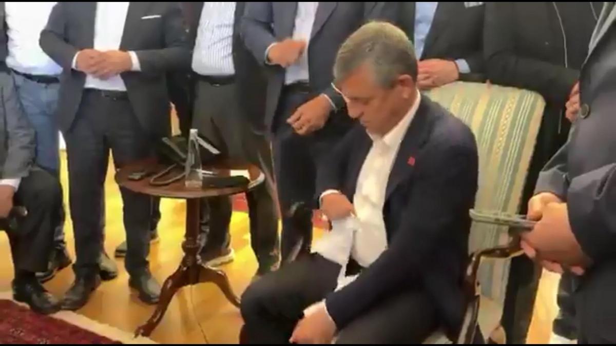 Özgür Özel'in tebligatı yırttığı görüntüler ortaya çıktı: "Koy masaya gelince okusun"