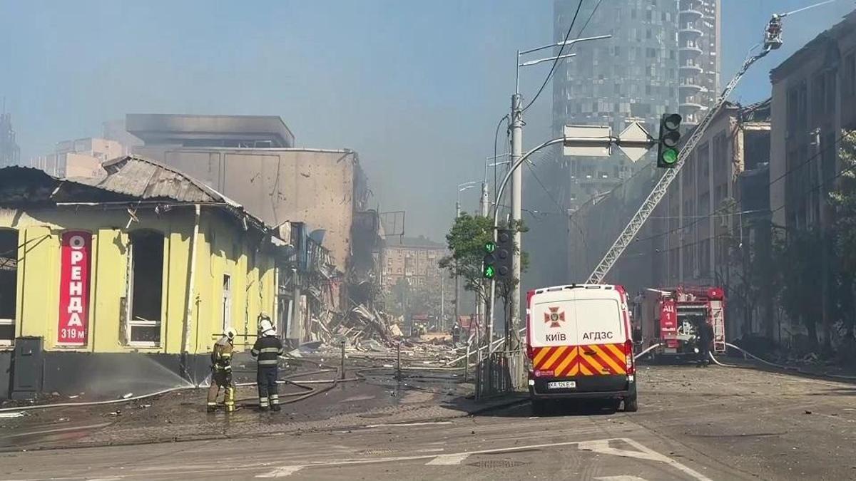 Kiev'de kanlı füze ve dron saldırıları! Enkazı CNN TÜRK görüntüledi