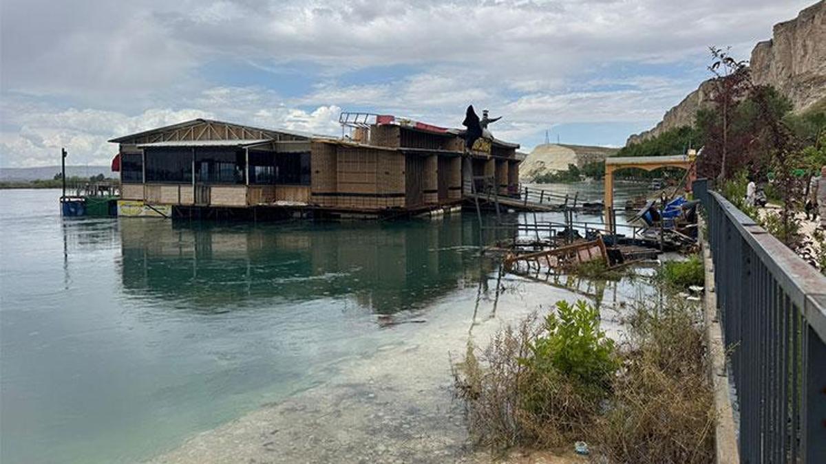Atatürk Barajı’nın kapakları açıldı: Fırat Nehri’nin kıyısındaki mesire alanını su bastı