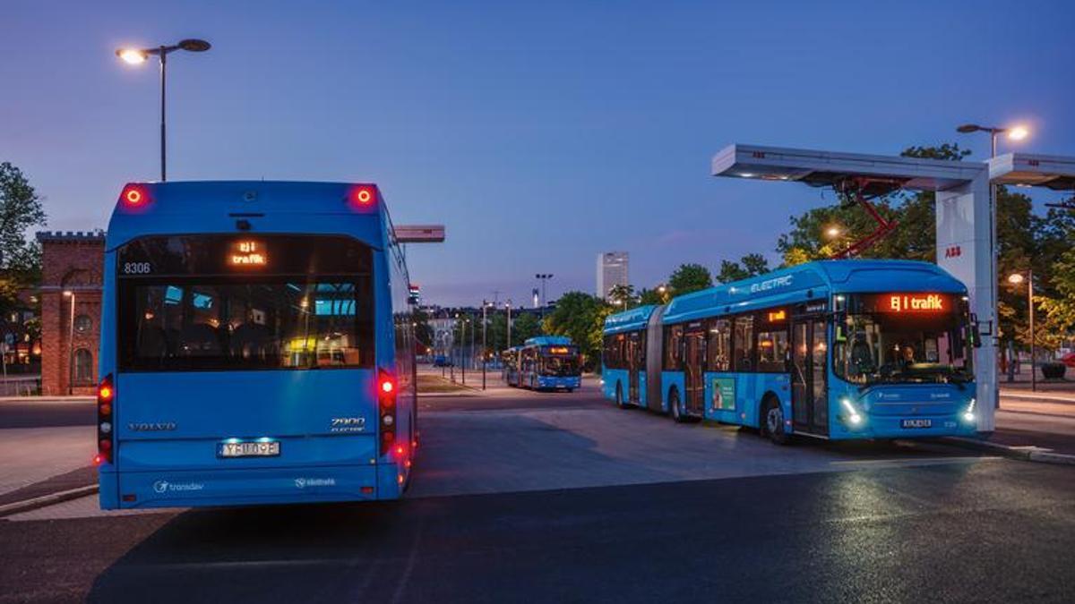 Sürücüsüz otobüs, yolcu taşımaya başladığı ilk seferinde tramvayla çarpıştı