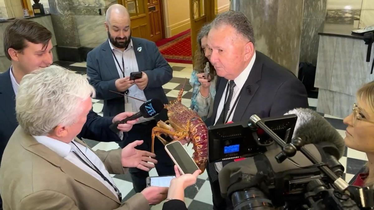 Kameralar bir anda ona döndü: Balıkçılık Bakanı, elinde canlı kerevitle Meclis'e gitti!
