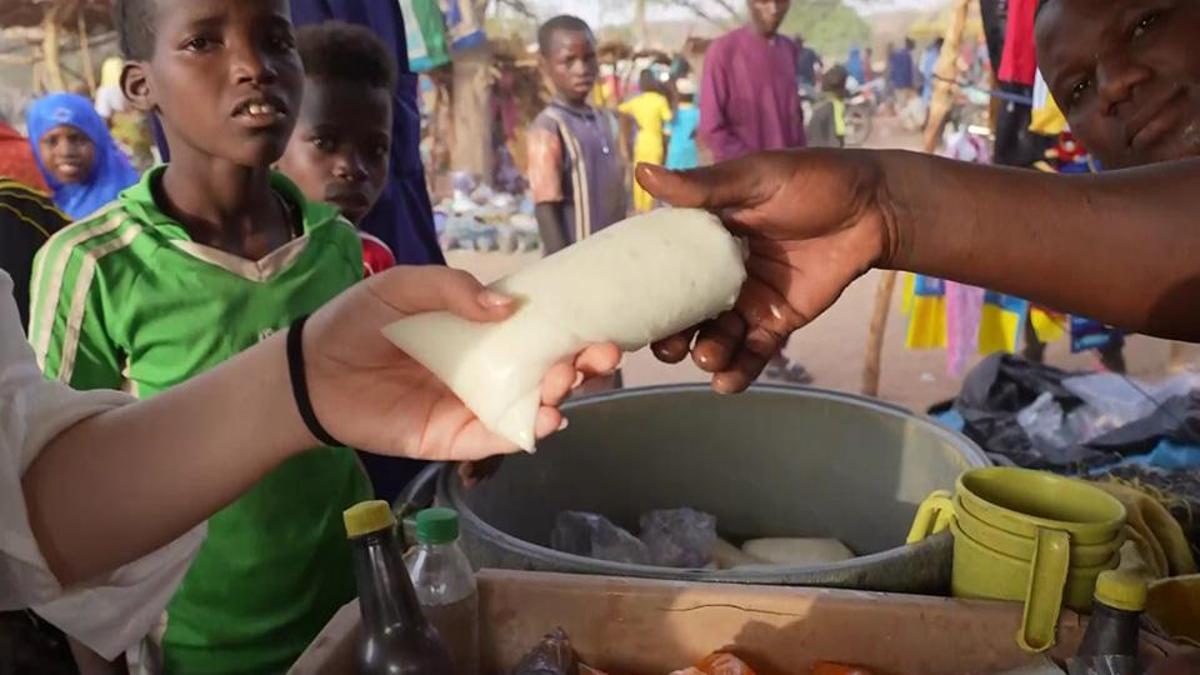 CNN TÜRK, Batı Afrika ülkesi Nijer'de: Pazarda içecekler poşetlerin içinde satılıyor