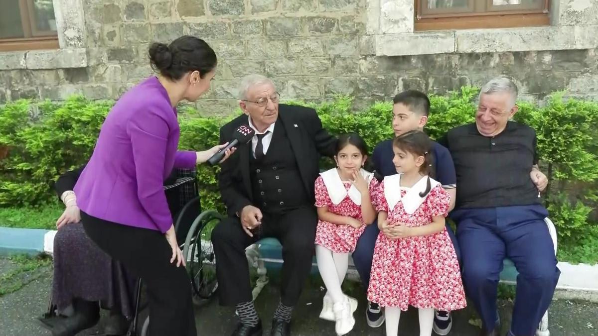 Gözleri kapıda... Sevdiklerini bekliyorlar