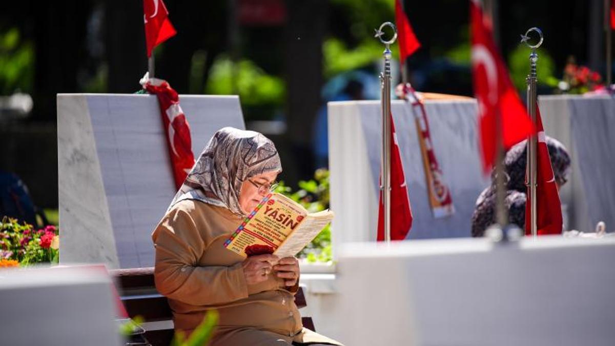 Şehit aileleri bayramın ilk gününde Edirnekapı Şehitliği'ni ziyaret etti
