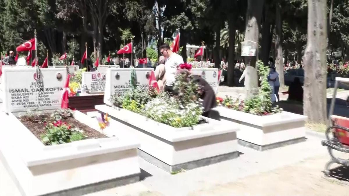 Şehit yakınları bayramda Edirnekapı Şehitliği'nde