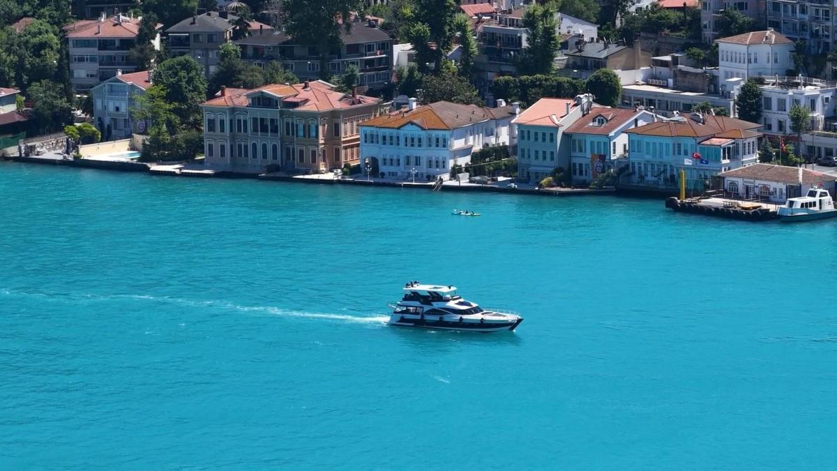 İstanbul Boğazı turkuaz renge büründü
