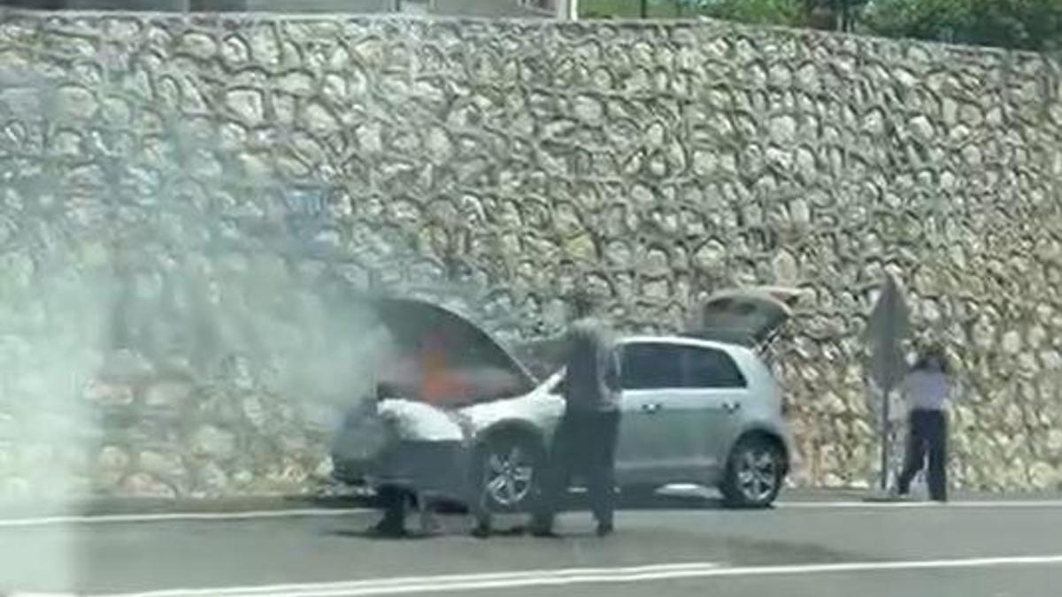 Otomobilde çıkan yangını, sürücüsü söndürdü