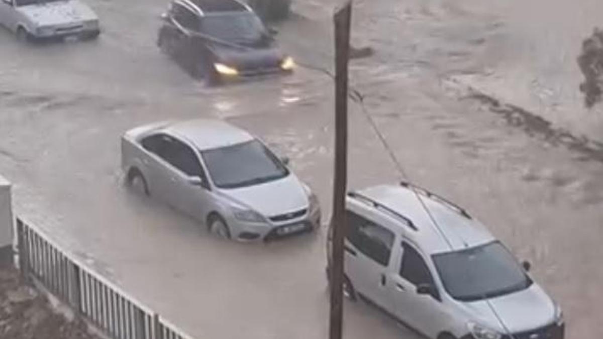 Hatay ve Osmaniye'de sağanak! Caddeleri su bastı