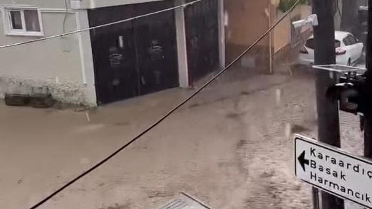 Bursa'da sel meydana geldi; evleri su bastı, çatı çöktü