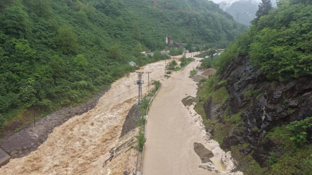 Giresun'da dere taştı, yol ulaşıma kapatıldı