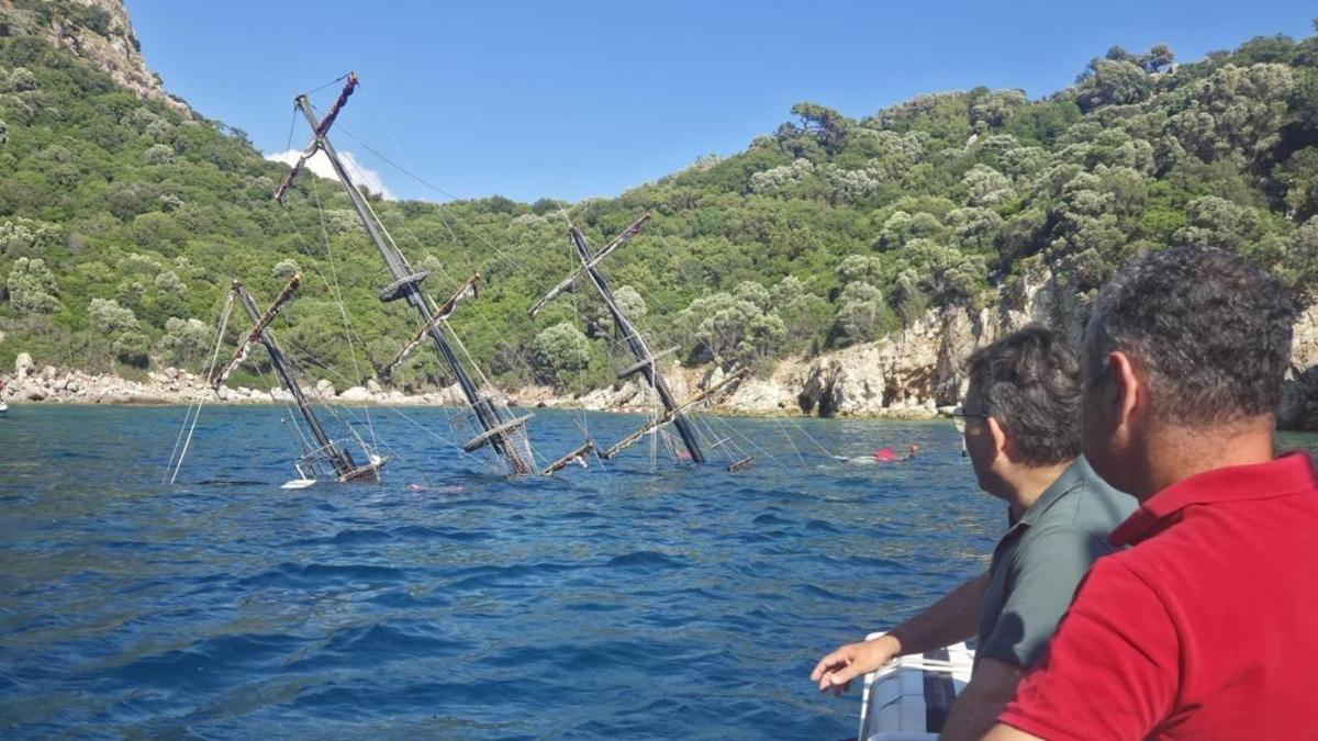 Marmaris'te gezinti teknesi battı