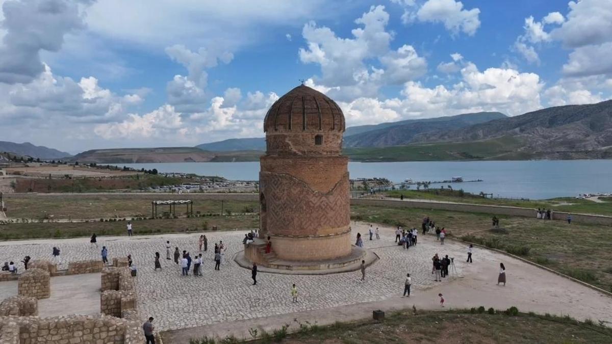 12 bin yıllık geçmişe sahip Hasankeyf'te bayram yoğunluğu