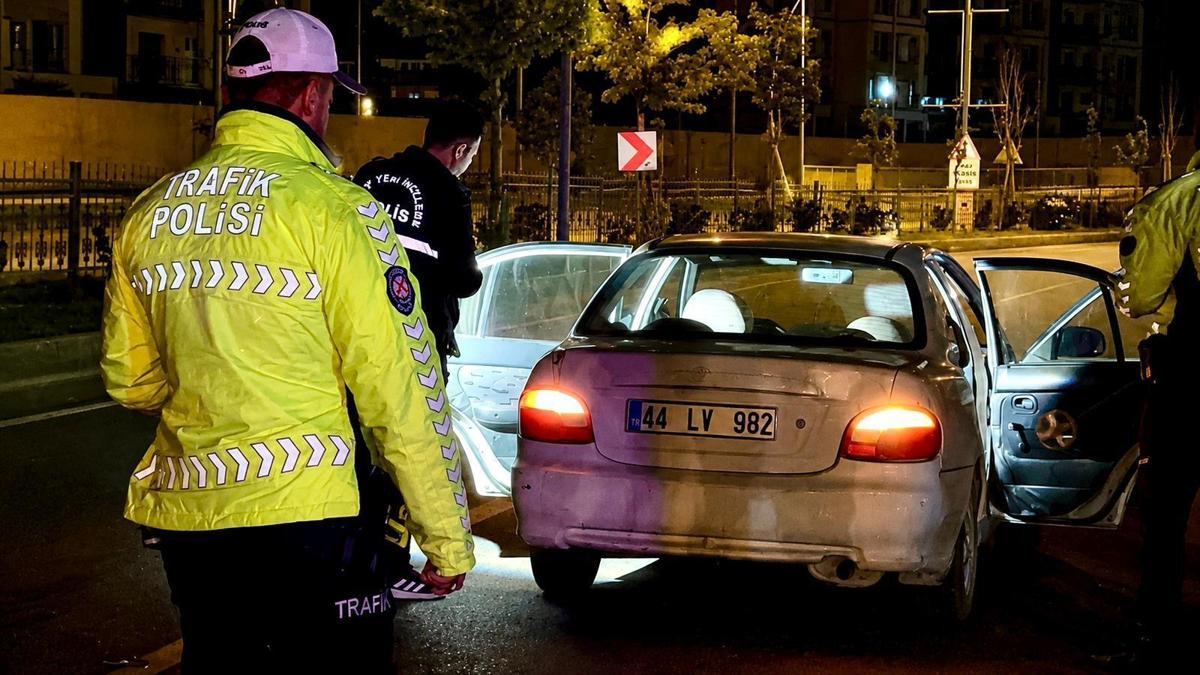 İki otomobilin peş peşe çarptığı yaya öldü