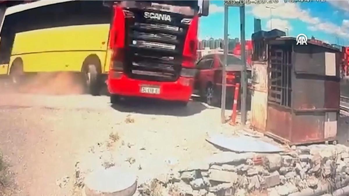 Freni arızalanan halk otobüsü tıra çarptı
