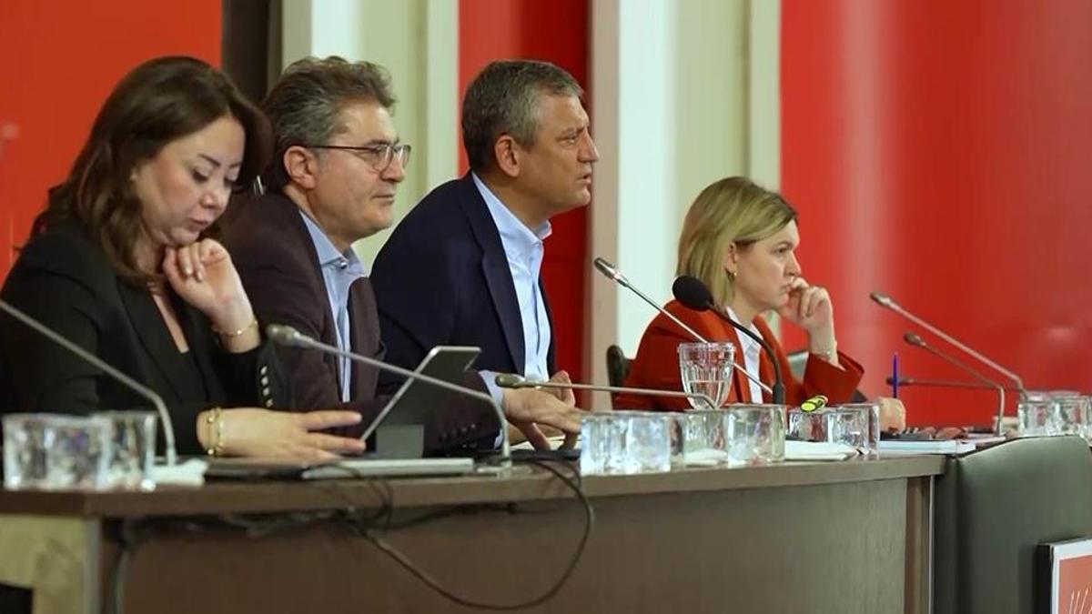 CHP'de sanal medya krizi… Kurumsal hesaplar Özgür Özel'e bağlandı