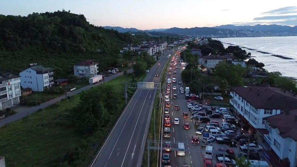 Bayram tatili dönüşü Karadeniz Sahil Yolu'nda yoğunluk
