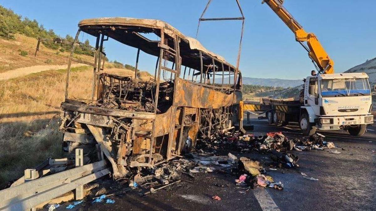 Denizli'de bariyere çarpan otobüs yandı: 1'İ BEBEK 8 ÖLÜ