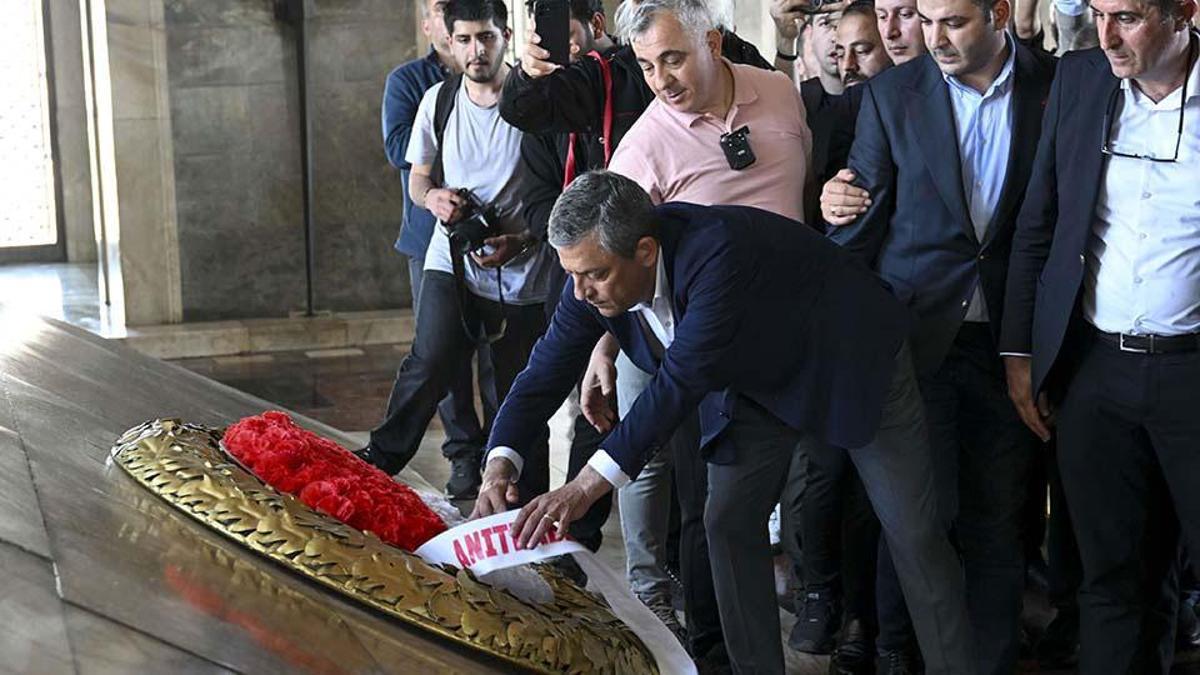 Atatürk'ün huzurunda çelenk krizi çıktı