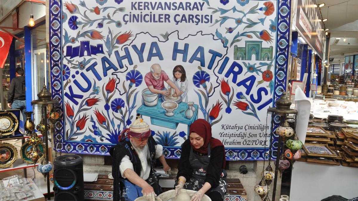 Dönüş yolundaki tatilciler Kütahya Çiniciler Çarşısı'nda yoğunluk oluşturdu