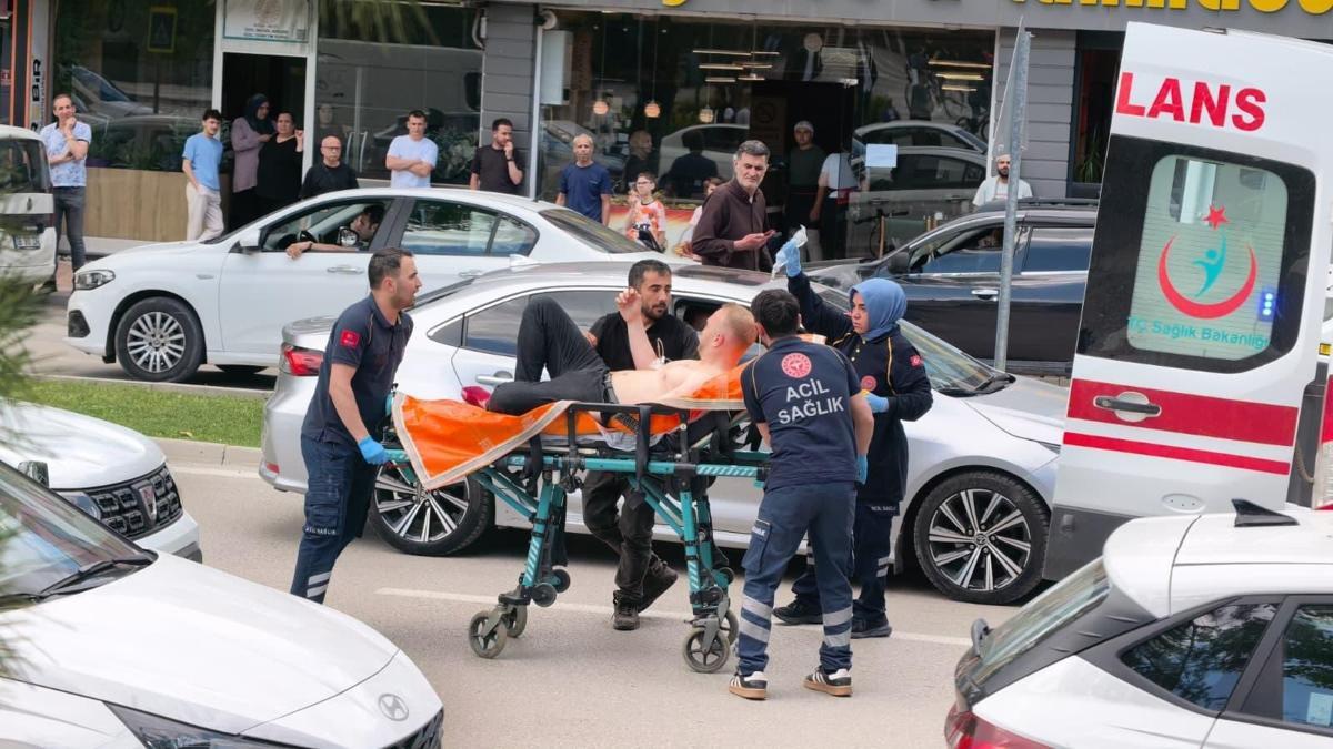 Bursa'da 'yol verme' tartışması kanlı bitti: 5 kişi yaralandı