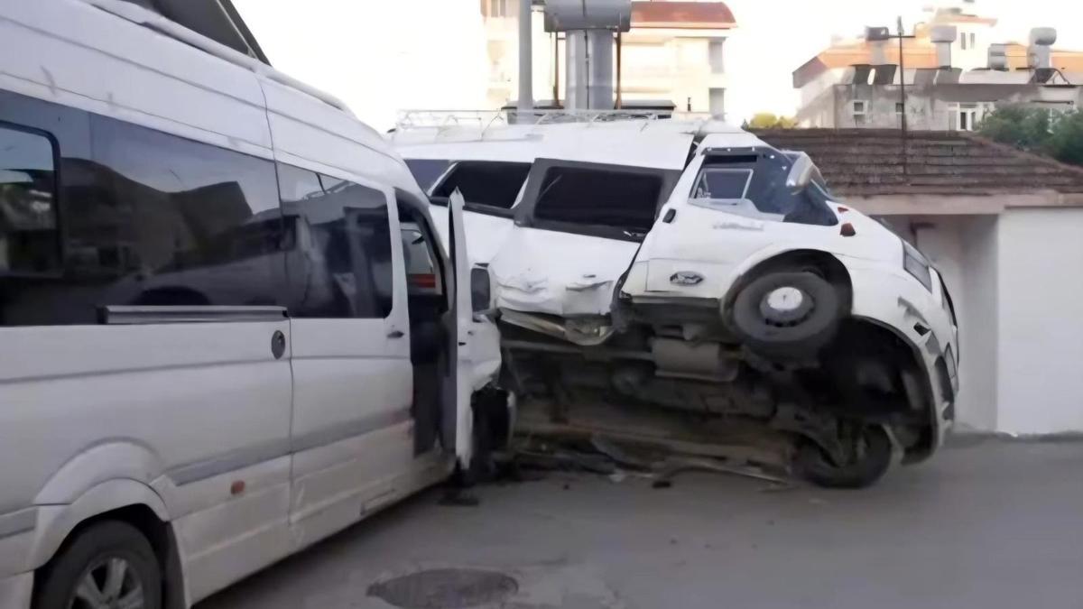 Tarım işçilerini taşıyan minibüs kaza yaptı: 5 yaralı