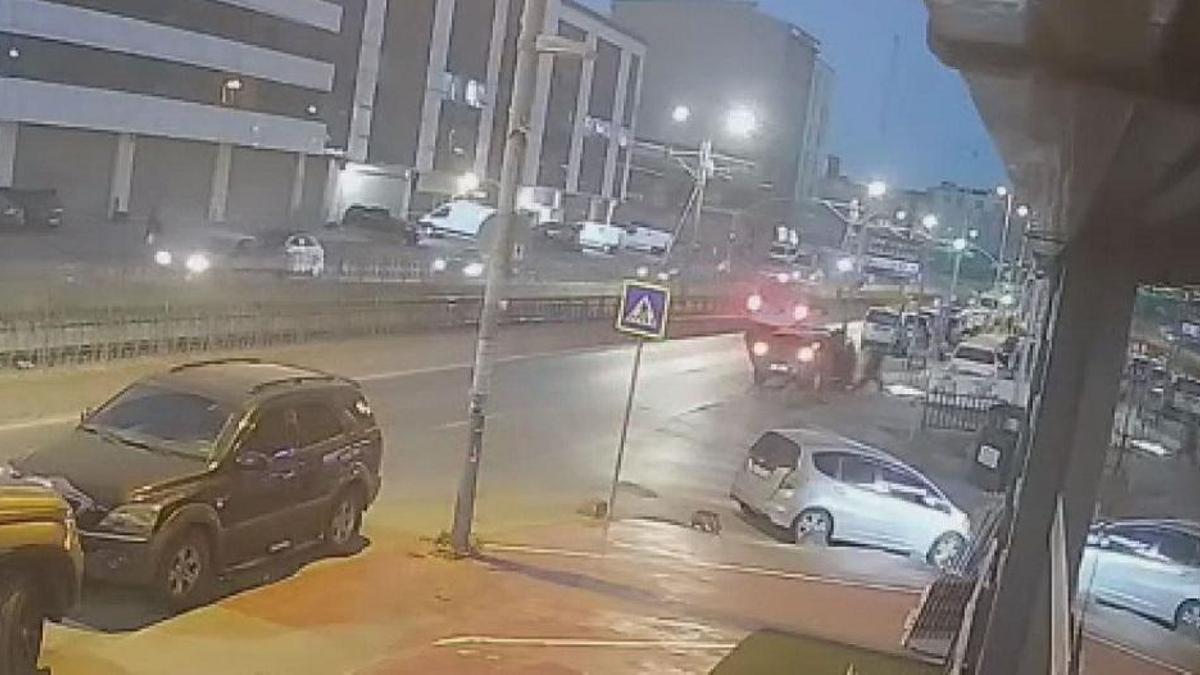 Sultangazi’de korkutan kaza: Otomobil direğe saplandı!