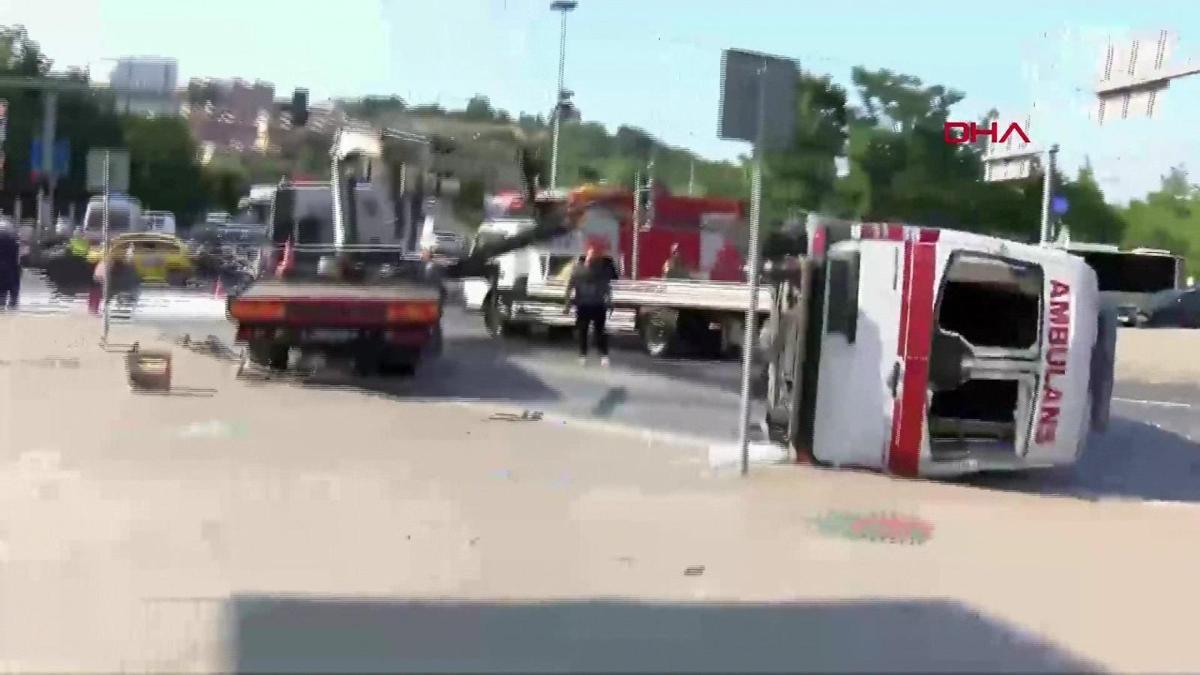 Kağıthane'de ambulans devrildi; 4 yaralı