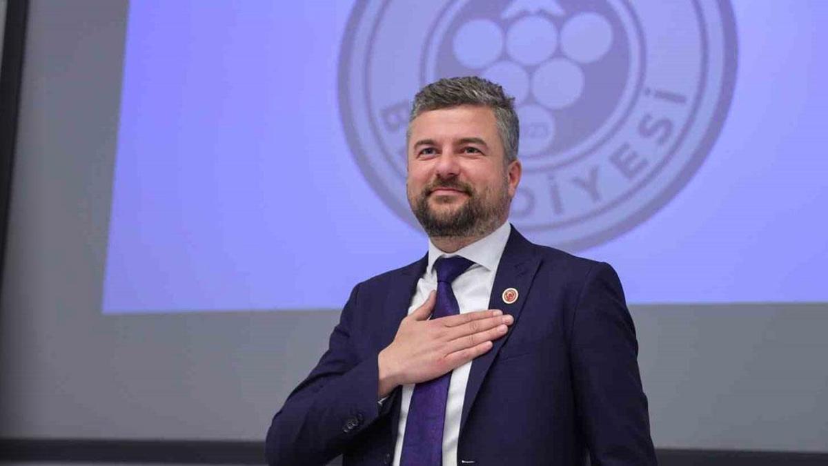 Buca Belediyesi binası önünde polis ekipleri ve adliye önünde görüntü.