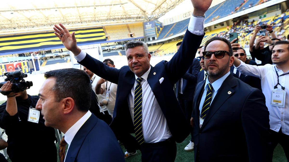 Sadettin Saran, alkışlarla kongreden ayrıldı